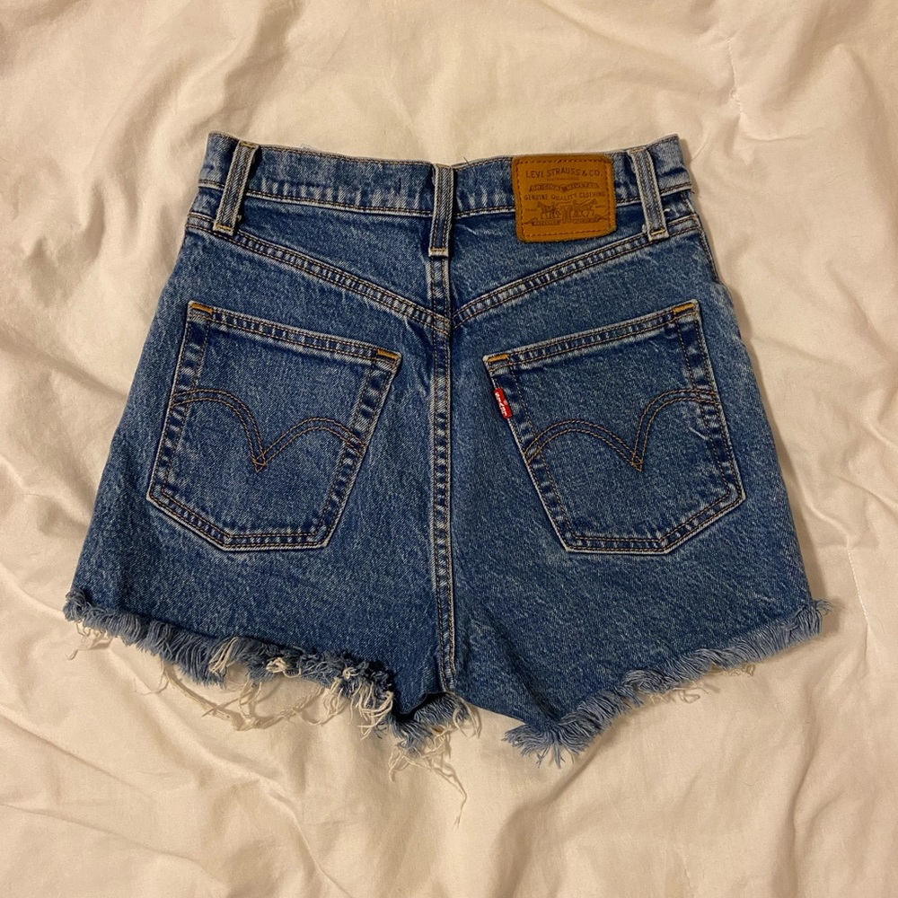 Levi’s Ribcage Shorts Size 24